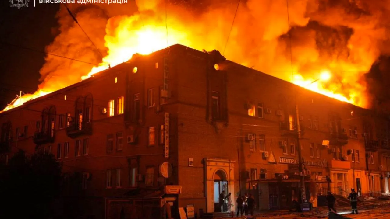 Ukraine. Russische Luftangriffe auf Saporischschja setzen Wohnblock in Flammen