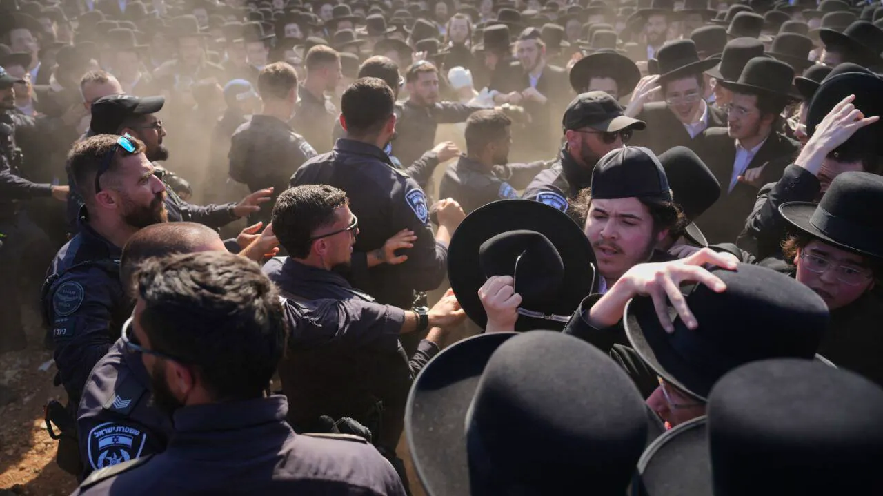 Politik. Tausende ultraorthodoxe Männer demonstrieren in Israel