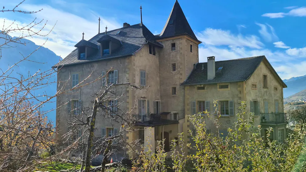 Canton halts renovation. Over a window—Valais town hall dispute heads to court