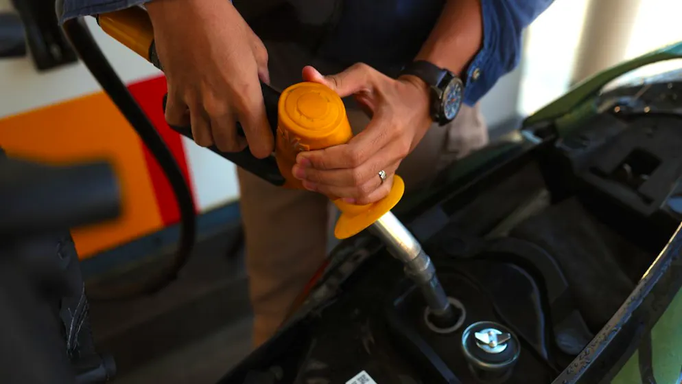 Hydrocarbures. Pétrole et gaz en recul, passages de navires dans le détroit