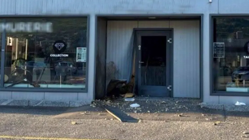 Cinque criminali. Fanno saltare con l'esplosivo la porta di un'armeria in Vallese
