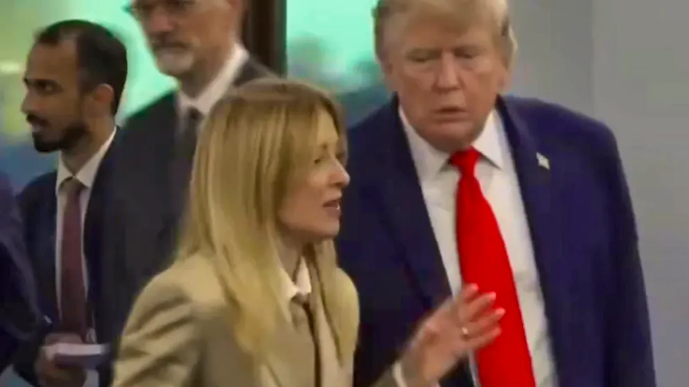 Di cosa parlano i potenti?. I microfoni lasciati accesi al G7, Meloni: «Ho smesso di fumare», Trump: «La mia sedia è troppo bassa»