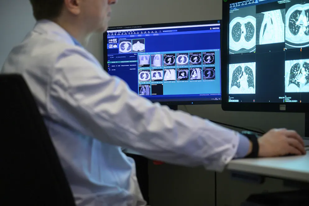 bluewin.ch - Internal documents reveal doctors' lavish salaries-at the expense of premium payers