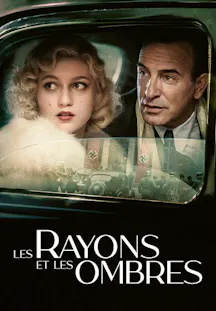Filmposter zum Historiendrama «Les Rayons et les Ombres» mit einem Mann und einer Frau in einem Auto vor dem Hintergrund des Zweiten Weltkriegs.