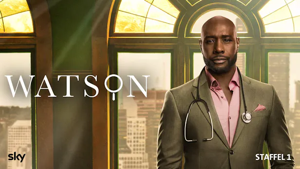 Key Art zur Dramaserie «Watson» mit Dr. John Watson im Anzug und Stethoskop vor einer grossen Fensterfront.