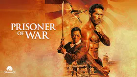 Key Art zum Actionfilm «Prisoner of War» mit zwei Kämpfern vor einem Kriegs und Gefangenenlager Hintergrund.