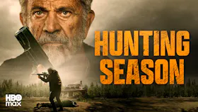 Key Art zum Thriller «Hunting Season» mit einem bewaffneten Mann vor einer Waldhütte.