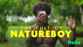 Key Visual zur Dokumentation «The Cult of Nature Boy» mit einem Mann im tropischen Wald und einem Smartphone.