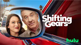 Key Visual zur Comedyserie «Shifting Gears. Staffel 2» mit Tim Allen und Kat Dennings im Rückspiegel eines Pick-ups.