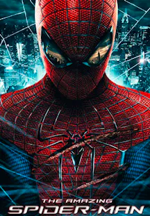 Nahaufnahme von Spider-Man im beschädigten Anzug vor einer spinnennetzartigen Hochhauskulisse im Film The Amazing Spider-Man.