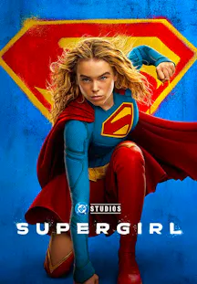 Supergirl kniet entschlossen vor einem großen roten S-Logo auf blauem Grund.