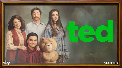 Familie posiert für ein Gruppenfoto im Stil der 90er-Jahre zusammen mit Plüschbär Ted.