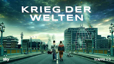 Zwei Personen gehen von hinten gesehen über eine Brücke in einer zerstörten Stadt.