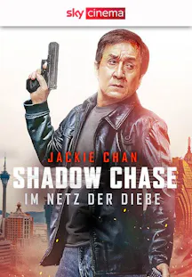 Jackie Chan im Lederjacken-Outfit mit erhobener Pistole vor einer Skyline-Kulisse.