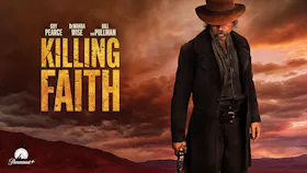 Mann mit Cowboyhut blickt nach unten und hält einen Revolver vor dramatischer Himmelkulisse.