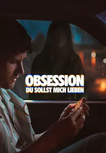 Mann im Auto hält kleine Karte, während dunkle Silhouette am Fenster steht.