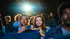 Cinema, Personen im Kino die einen spannenden Film gucken