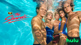 Fünf Teenager blicken unter Wasser im Swimmingpool in die Kamera, mit Logos von FX, The Shards und Hulu.