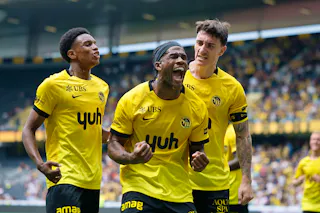 Samuel Essende (YB), Mitte, jubelt ueber sein Tor zum 3-2 mit den Teamkollegen Alvyn Sanches, links, und Cedric Zesiger im Super League Spiel zwischen dem BSC Young Boys und dem FC Sion, am Sonntag, 26. Juli 2026 im Stadion Wankdorf in Bern. (KEYSTONE/Peter Klaunzer)