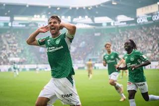 Lukas Goertler (SG), links, bejubelt seinen Penalty zum 2-2 im Fussball Meisterschaftsspiel der Swiss Super League zwischen dem FC St. Gallen (SG) und dem FC Luzern (FCL), am Sonntag, 9. August 2026, im Berit Sitterstadion in St. Gallen. (KEYSTONE/Gian Ehrenzeller)