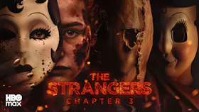 Filmmotiv zu «The Strangers: Chapter 3» mit einer verletzten Frau zwischen drei maskierten Gestalten.