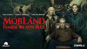 Serienmotiv zu «MobLand» mit drei Personen vor einem Gemälde mit einer Jagdszene.
