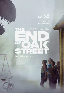 Filmplakat zu «The End of Oak Street» mit vier Personen vor einem Haus, umgeben von dichtem Nebel und einer bedrohlichen Silhouette.