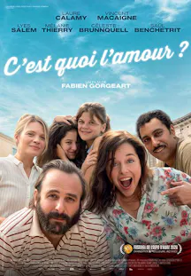 Affiche de «C’est quoi l’amour ?» avec six personnes réunies et souriantes sous un ciel bleu.