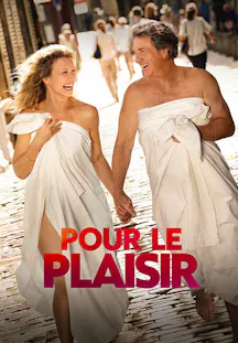 Affiche de «Pour le plaisir» avec une femme et un homme enveloppés dans des draps blancs, marchant main dans la main dans une rue.