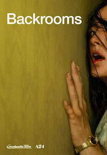 Filmplakat zu «Backrooms» mit einer verängstigten Frau, die sich an eine gelbe Wand drückt.