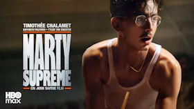 Filmmotiv zu «Marty Supreme» mit einem jungen Mann mit Brille und weissem Trägershirt.
