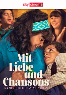 Filmplakat zu «Mit Liebe und Chansons» mit einer Mutter, die ihren Sohn im Arm hält, während im Hintergrund gefeiert wird.