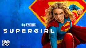 Filmmotiv zu «Supergirl» mit Supergirl in blau rotem Kostüm und rotem Umhang vor dem Superman Symbol.