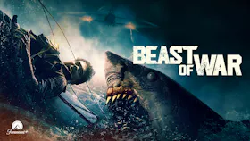 Filmmotiv zu «Beast of War» mit einem Mann an einem beschädigten Boot, der von einem riesigen Hai angegriffen wird.