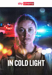 Filmplakat zu «In Cold Light» mit einer Frau vor den roten und blauen Lichtern von Polizeifahrzeugen.