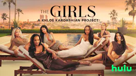 Serienmotiv zu «The Girls» mit sechs Frauen auf Liegestühlen an einem Pool vor einer Stadtlandschaft.