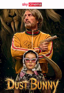 Mads Mikkelsen mit Waffe und junges Mädchen vor furchterregender Kreatur in Dust Bunny