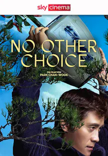 Mann schaut angespannt unter Kiefernzweigen hervor im Film No Other Choice