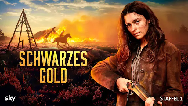 Frau hält Gewehr vor brennendem Haus und Reiter auf Feld im Serienposter Schwarzes Gold