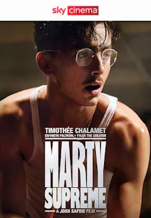 Timothée Chalamet mit Brille und weißem Unterhemd im Film Marty Supreme von Josh Safdie