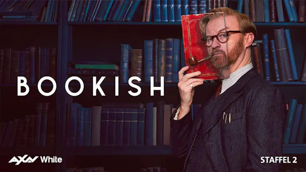 Mann mit Brille und Pfeife hält ein rotes Buch vor dunklem Bücherregal im Motiv zu Bookish