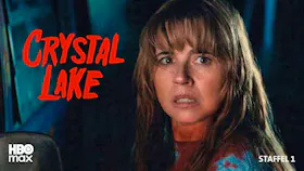 Ängstliche Frau im Schockzustand auf dem Serie-Poster zu Crystal Lake Staffel 1