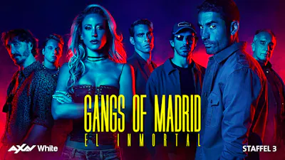 Gruppe von Männern und eine Frau in rotem und blauem Licht auf Poster zu Gangs of Madrid