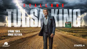 Sylvester Stallone im eleganten Anzug geht auf einer Landstraße während eines Gewitters