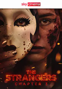 Maskierte Figur hält Maske neben blutüberströmtes Gesicht im Horrorfilm The Strangers Chapter 3