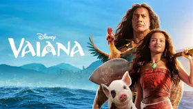 Poster zur Disney Live-Action-Verfilmung von Vaiana mit Catherine Laga’aia als Vaiana, Dwayne Johnson als Maui sowie den Charakteren Heihei und Pua vor einer tropischen Inselkulisse.